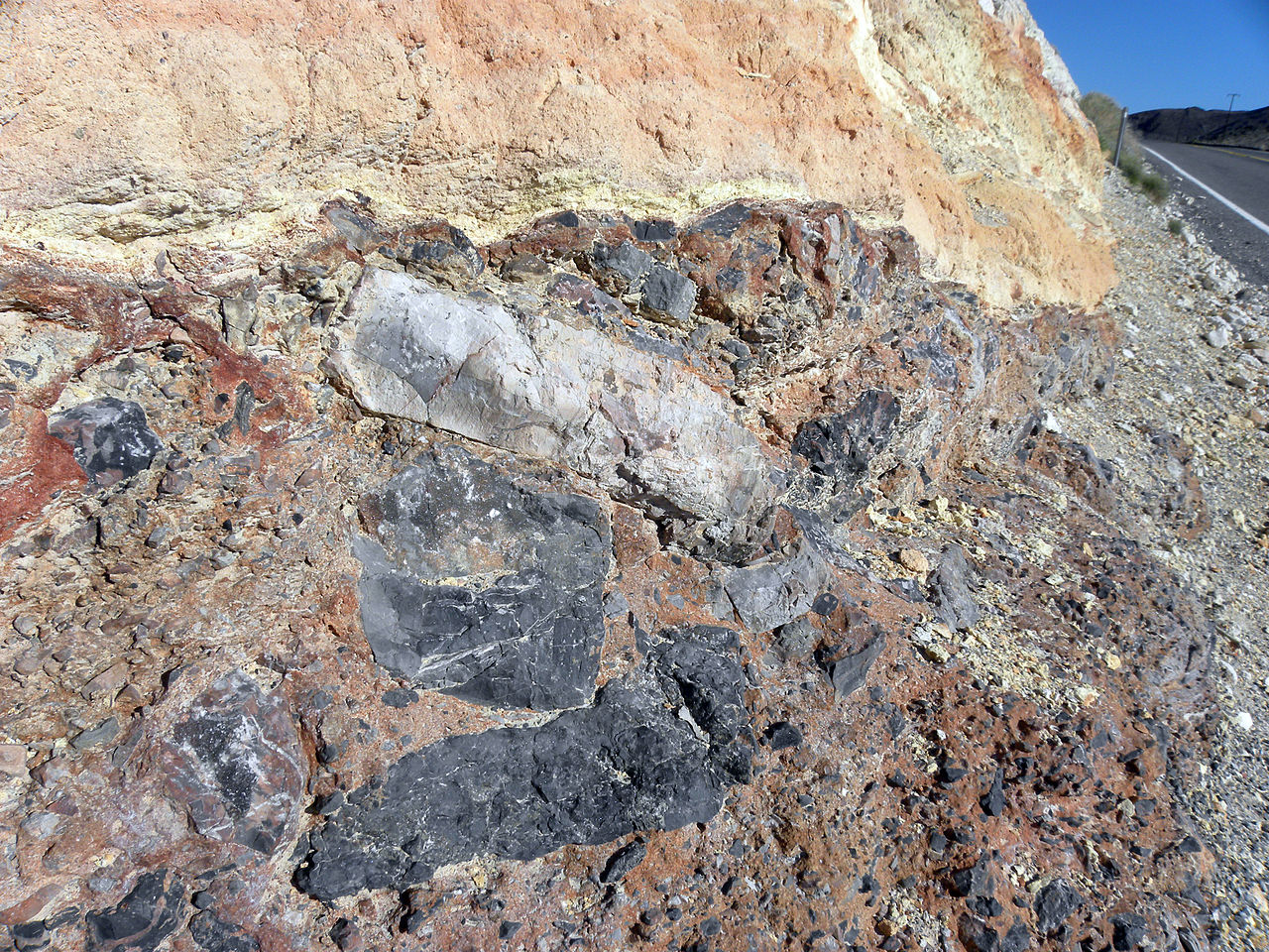 الشكل الصخري لرخام بريشكا
