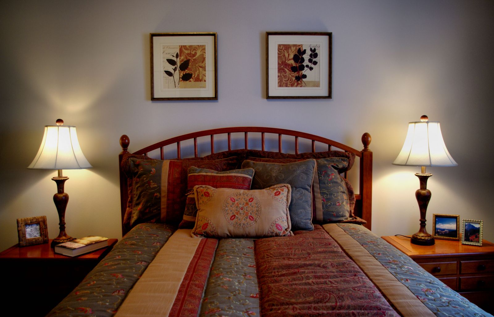 غرفة نوم صغيرة، ألوان داكنة، مفروشات