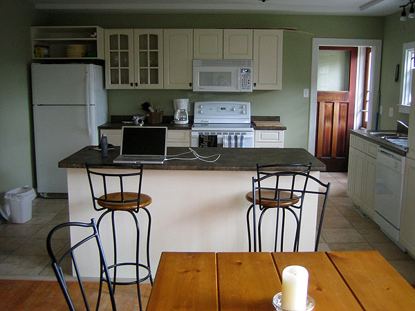 بار مطبخ، طاولة مطبخ، كراسي مطبخ، مطبخ حائط واحد